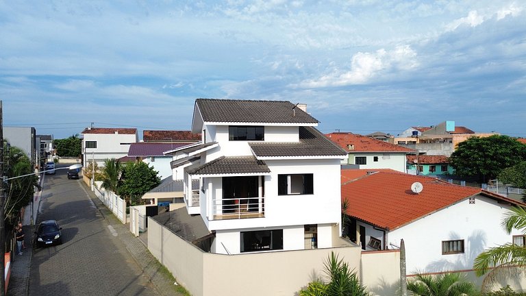 Ampla casa pertinho da praia de Itajuba