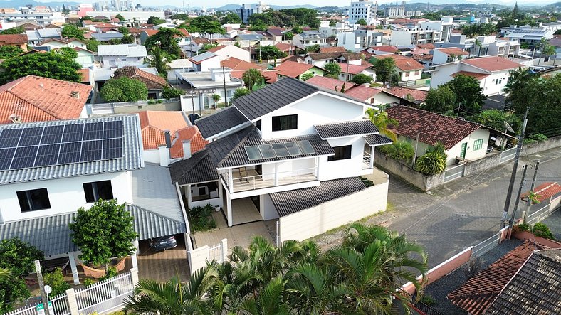 Ampla casa pertinho da praia de Itajuba