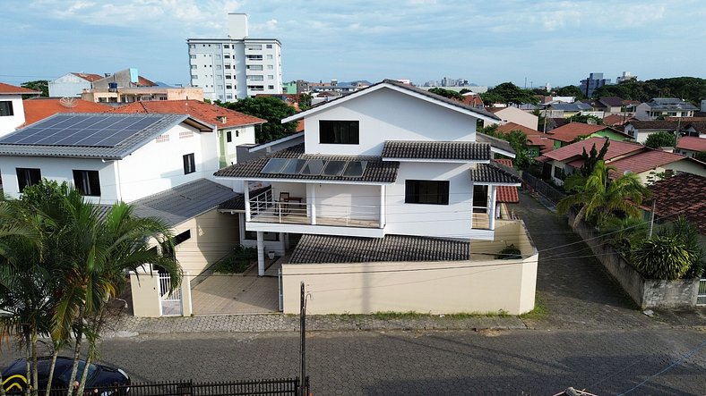 Ampla casa pertinho da praia de Itajuba