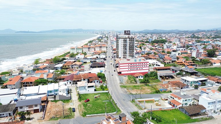 Ampla casa pertinho da praia de Itajuba