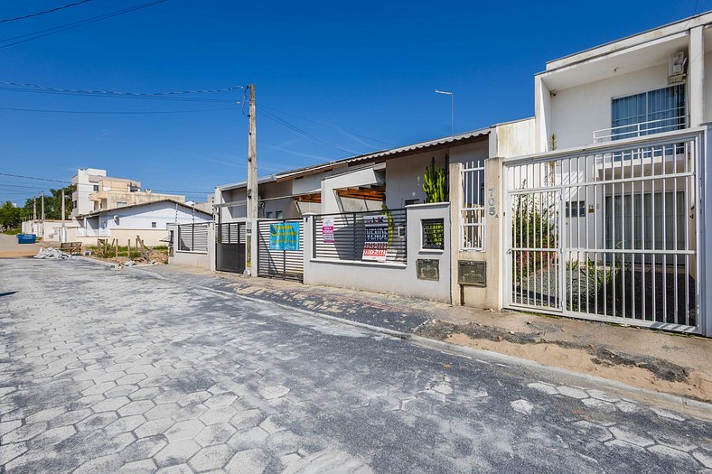 Completa casa apenas 700m da praia