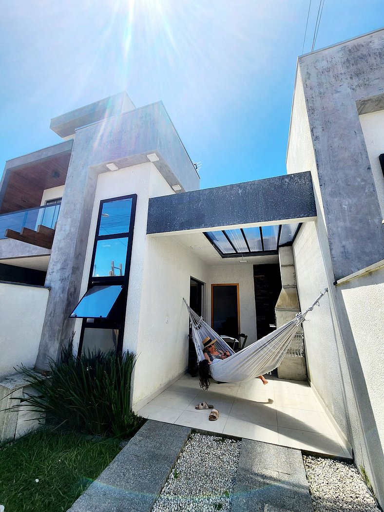 Linda casa à 700 m da praia em Balneário Piçarras