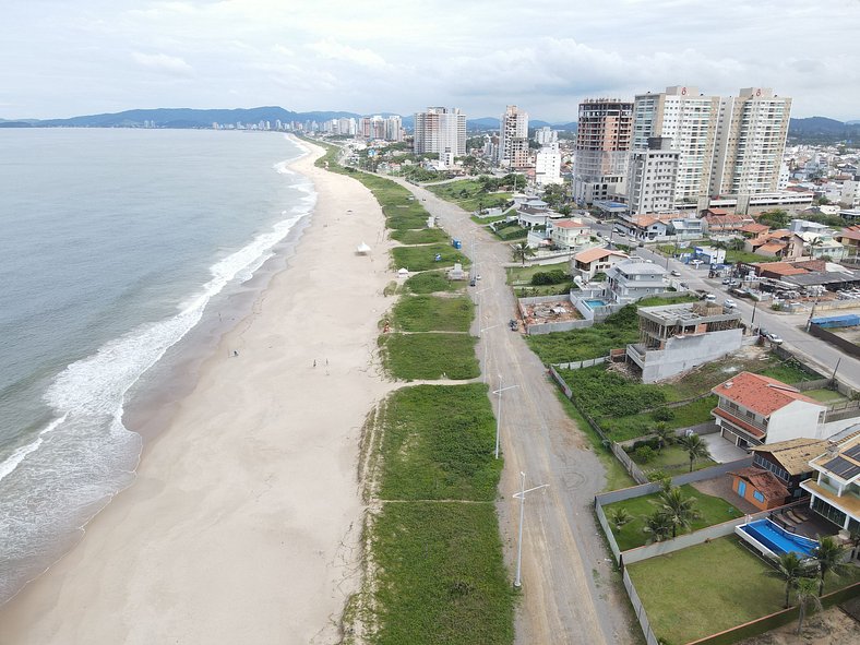 Linda casa à 700 m da praia em Balneário Piçarras