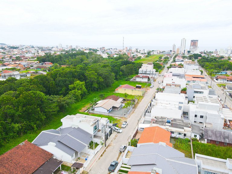 Linda casa à 700 m da praia em Balneário Piçarras