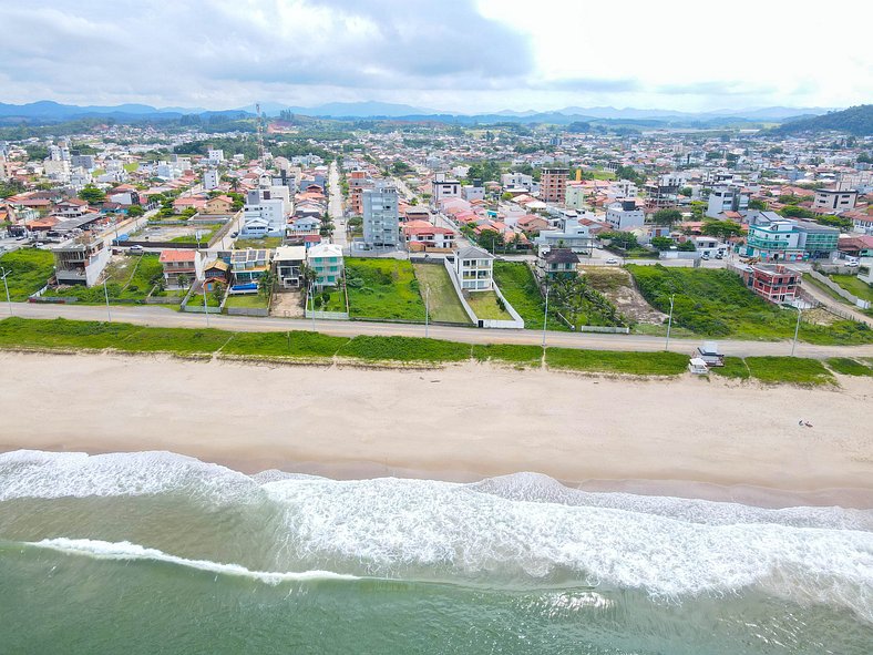 Ótima casa apenas 50metros da praia - em Balneário Piçarras